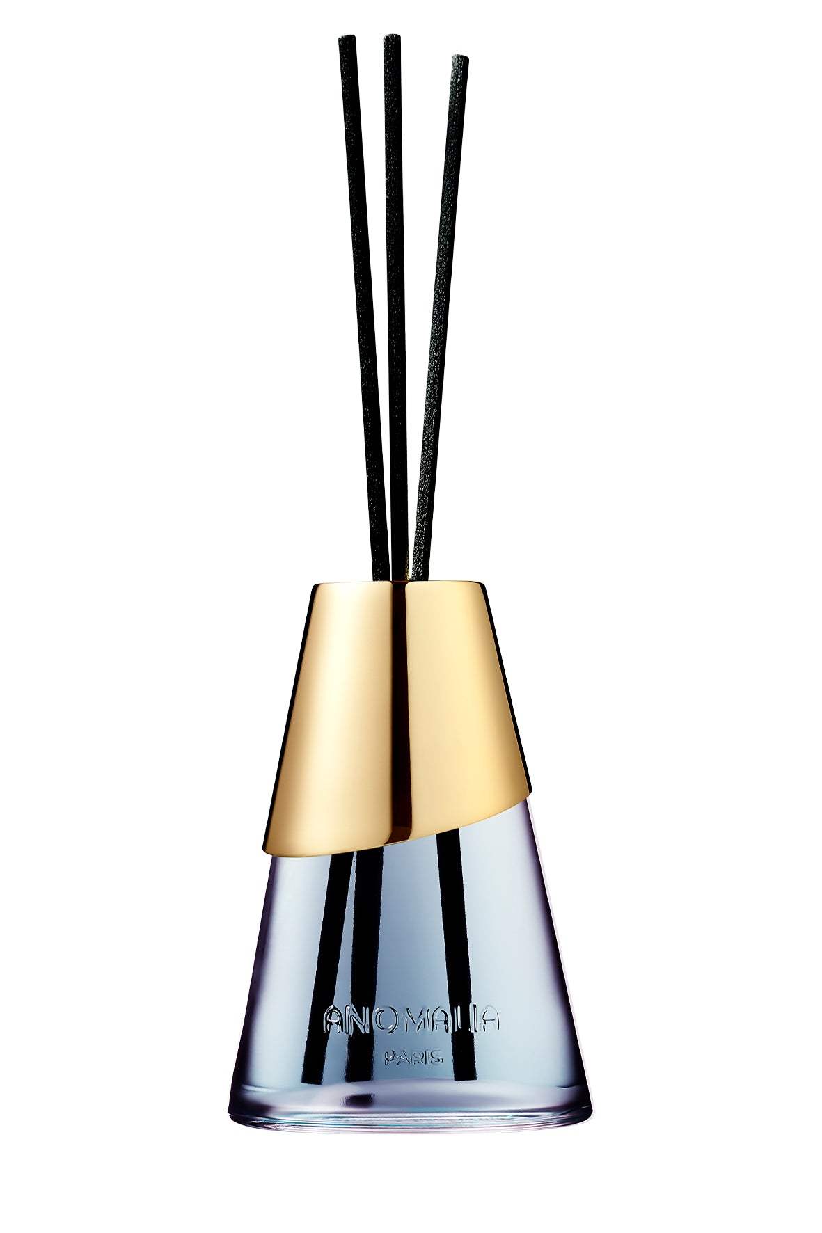 THE ESSENCE
Dark and mysterious. Leather wrapped in spicy smoke.
THE MOOD
Opulent and elemental. Perfect for a living room or wardrobe.
At Anomalia Paris, we accept no compromise when it comes to home fragrances. Our diffusers are composed of the highest-quality ingredients, drawn from the same exacting universe as fine perfumery, to deliver a diffusion that is refined, deep, and fully faithful to the spirit of the fragrance.