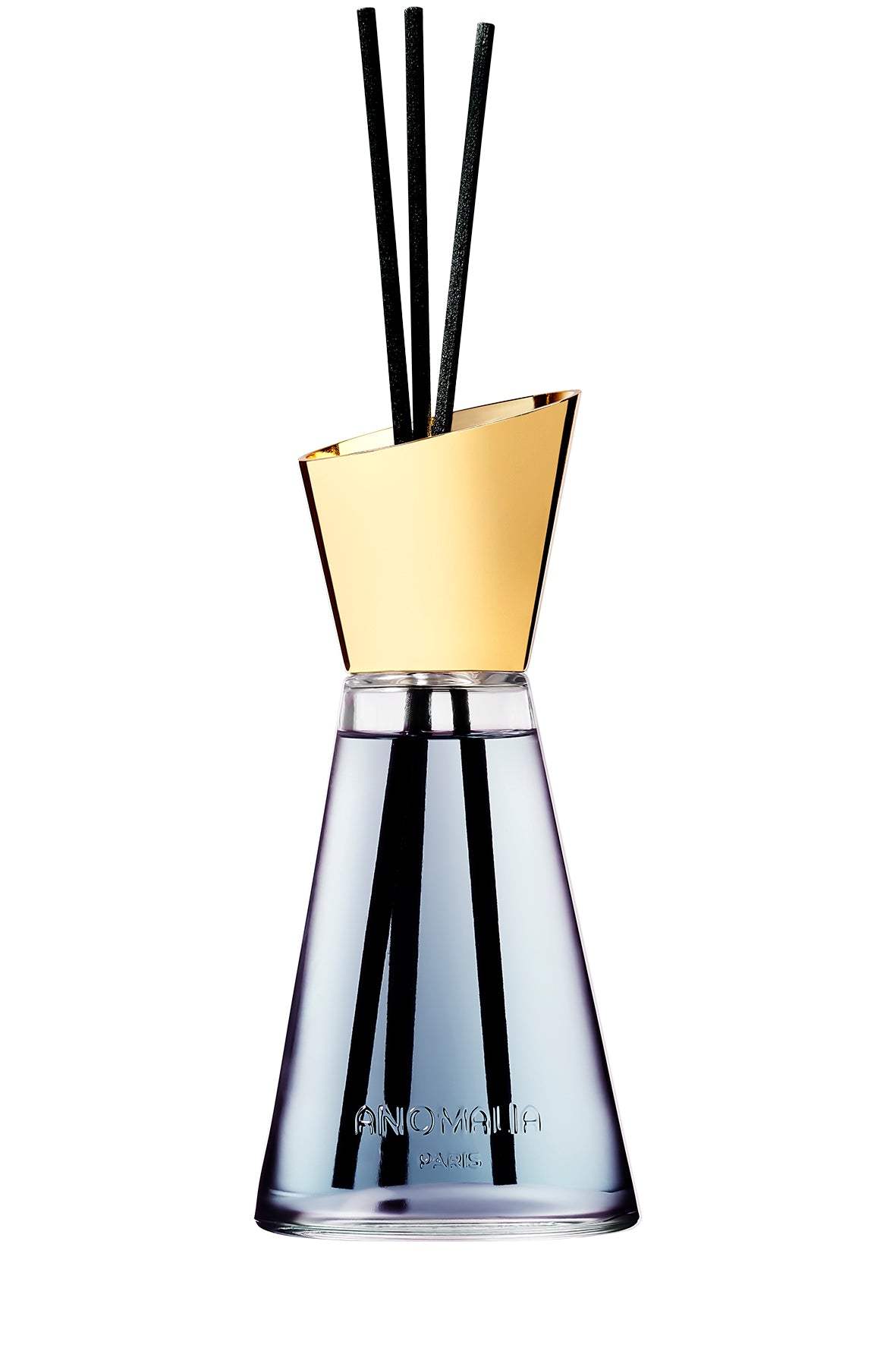 THE ESSENCE
Dark and mysterious. Leather wrapped in spicy smoke.
THE MOOD
Opulent and elemental. Perfect for a living room or wardrobe.
At Anomalia Paris, we accept no compromise when it comes to home fragrances. Our diffusers are composed of the highest-quality ingredients, drawn from the same exacting universe as fine perfumery, to deliver a diffusion that is refined, deep, and fully faithful to the spirit of the fragrance.