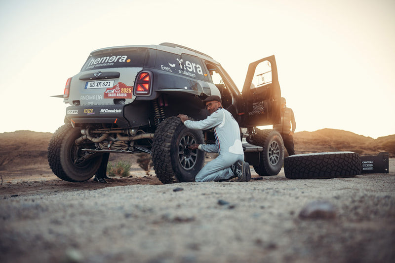 Inspiré par les dunes infinies, les vents brûlants et l'esprit indomptable du Dakar.